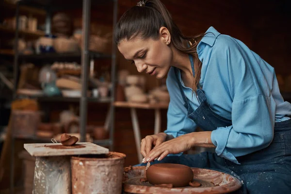 Boldog vidám kézműves nő alakítja cserépáru termék speciális berendezések a modern műhelyben — Stock Fotó