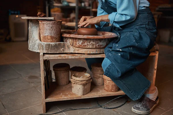 Hermosa joven artesana en ropa especial modelado de cerámica y vajilla de cerámica en acogedor taller —  Fotos de Stock