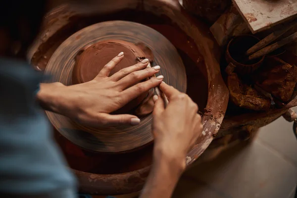 Obraz delikatnego procesu produkcji gliny na kole ceramicznym w nowoczesnym warsztacie — Zdjęcie stockowe