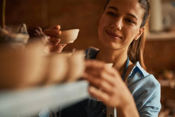 Hermosa ceramista sonriente trabajando en un estudio de arte —  Fotos de Stock