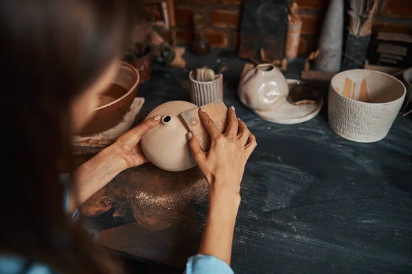 Bela mulher de artesanato modelando panela de barro na oficina de cerâmica — Fotografia de Stock