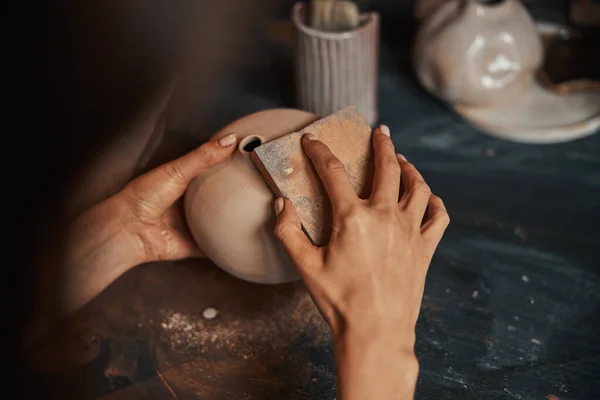 Nem elismert női kézműves formázó nem festett asztali áruk művészeti stúdióban — Stock Fotó