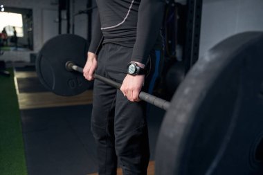 Spor salonunda ağırlık çalışması yapan bir adam.