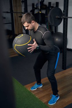 Spor salonunda spor yapan bir adam.