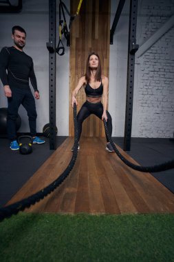 Spor salonunda spor yapan bir kadın.