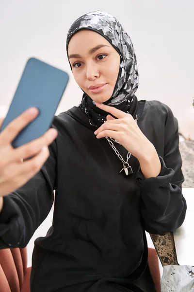 Sourire jeune femme musulmane prenant atelier selfiein — Photo