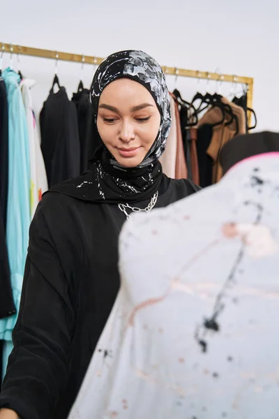 Heureuse femme musulmane travaillant dans un atelier de tailleur — Photo