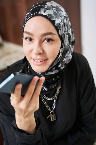 Veselý muslim žena dělat hovor s reproduktorem — Stock fotografie