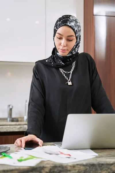 Mladá muslimka žena pracující s gadgets doma — Stock fotografie