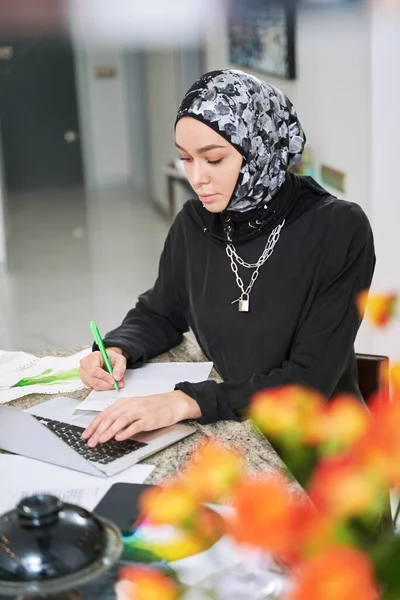 Dáma v hidžábu pracuje s gadgets a papíry doma — Stock fotografie