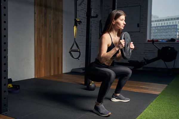 Спортивная женщина делает упражнения с фитнес-диск в тренажерном зале — стоковое фото