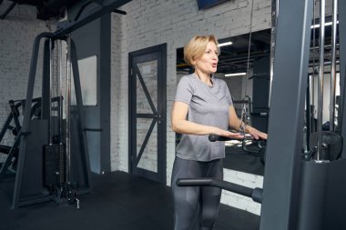 Sportif kadın spor salonunda vücut çalışıyor.