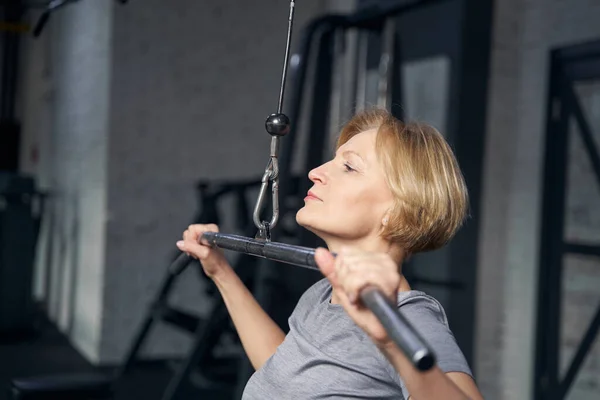 Mujer haciendo ejercicio con entrenador de fuerza en el gimnasio —  Fotos de Stock