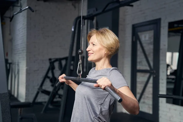 Glada kvinna som tränar i gym — Stockfoto