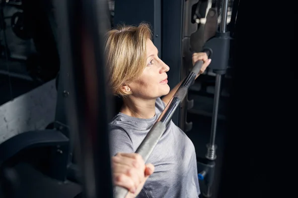 体操馆使用健身器械的胖女人 — 图库照片