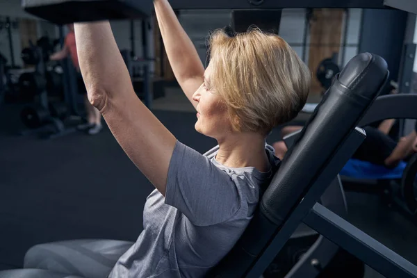 Mujer rubia haciendo ejercicio en el gimnasio — Foto de Stock