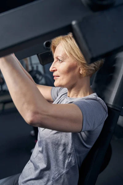 Mujer deportiva haciendo ejercicio en el gimnasio —  Fotos de Stock
