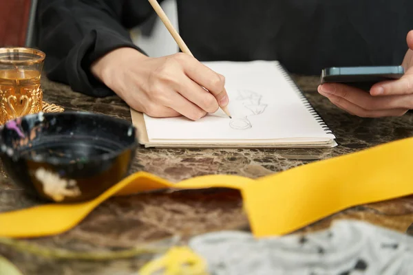 Diseñadora femenina está haciendo bocetos en taller —  Fotos de Stock