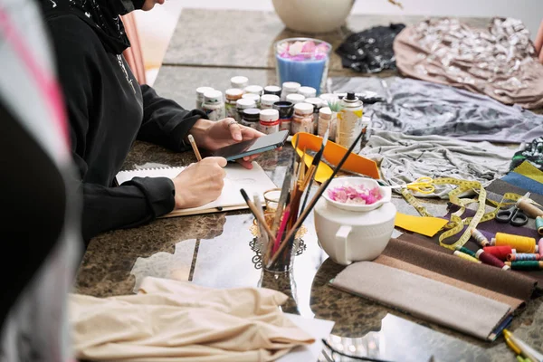 Δημιουργικό muslim γυναικείο κάνοντας ρούχα σχεδιαστών στο στούντιο — Φωτογραφία Αρχείου