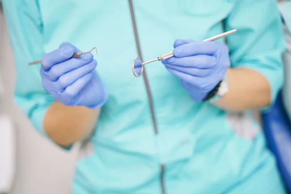 Fogászati tükröt tartó női fogorvos és fogászati vizsgálat — Stock Fotó