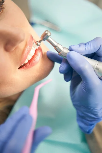 Vrouw met tandheelkundige ingreep in stomatologie kliniek — Stockfoto
