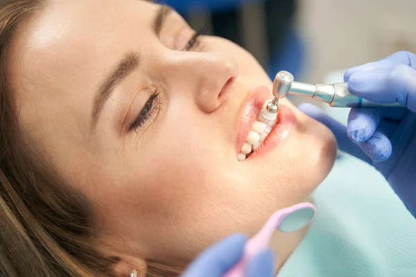 Vrouw die tanden bleken behandeling in tandheelkundige kliniek — Stockfoto