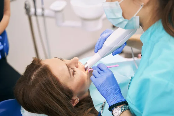 Tandarts onderzoeken vrouw tanden met tandheelkundige 3D scanner — Stockfoto