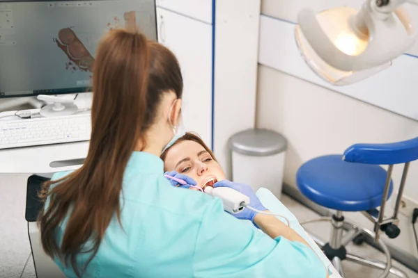 Dentista escaneando dientes de mujer con escáner 3D intraoral —  Fotos de Stock