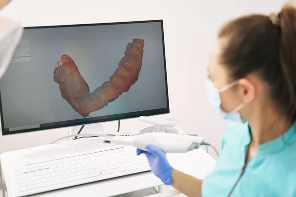 Tandarts analyseren 3D-scan van patiënttanden in kliniek — Stockfoto