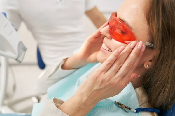 치과에서 안전 안경을 쓴 여자 — 스톡 사진