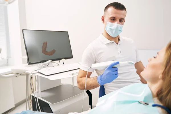 치과 용 3 차원 스캐너로 치아를 검사하고 있는 남성 치과 의사 — 스톡 사진