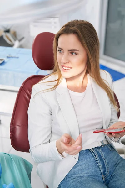 치과 병원에서 치과 의자에 앉아 있는 여자 — 스톡 사진