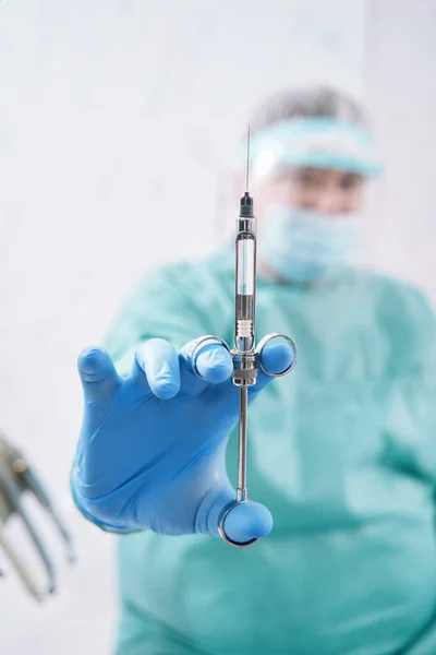 Arzt reicht sterilen Handschuh mit Spritze — Stockfoto