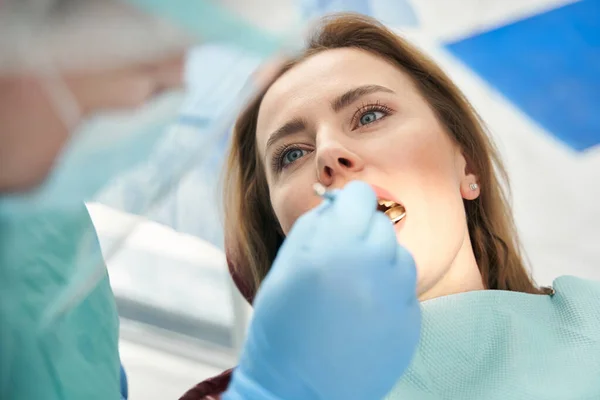 Dokter onderzoekt vrouwelijke tanden in tandheelkundige kliniek — Stockfoto