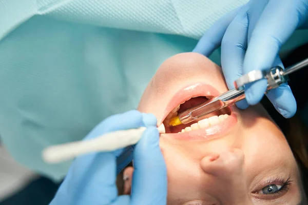 Vrouw die tandheelkundige behandeling krijgt in een stomatologiekliniek — Stockfoto