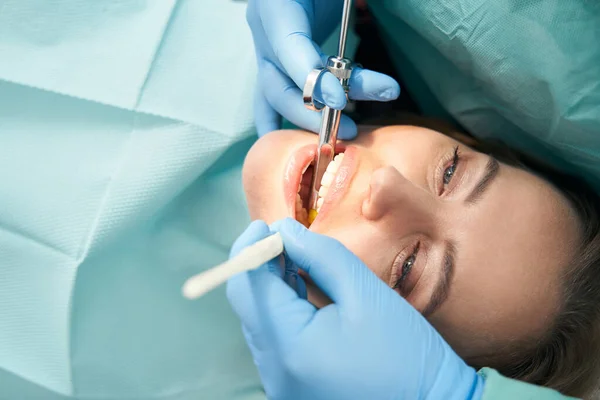 Tandläkare injicera bedövningsmedel i kvinnligt tandkött med spruta — Stockfoto