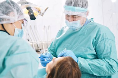Diş kliniğinde diş tedavisi gören kadın