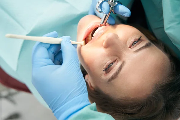 Mujer que recibe tratamiento dental en clínica de estomatología — Foto de Stock