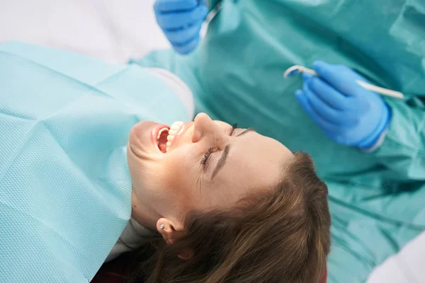 Mujer gritando antes del procedimiento dental en la clínica —  Fotos de Stock