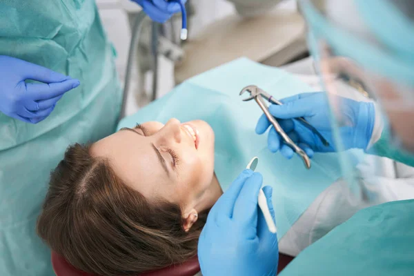 Mujer que recibe tratamiento de ortodoncia en clínica dental —  Fotos de Stock