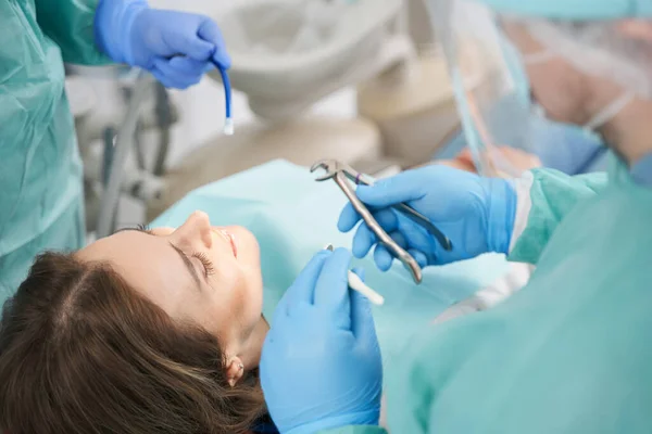 Pacjentka otrzymująca leczenie ortodontyczne w klinice stomatologicznej — Zdjęcie stockowe