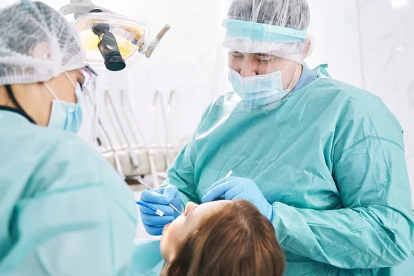 Vrouw ontvangen tanden behandeling in tandheelkundige kliniek — Stockfoto
