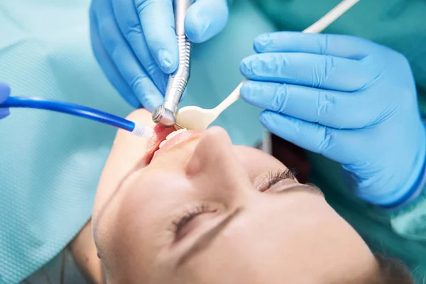 Dentista mãos realizando procedimento odontológico com broca dentária — Fotografia de Stock