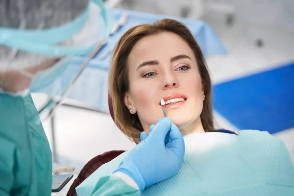 Férfi fogorvos összehasonlítva színe női fogak minta — Stock Fotó