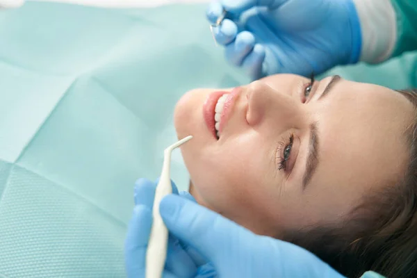 Glimlachende vrouw die tandheelkundige behandeling krijgt — Stockfoto