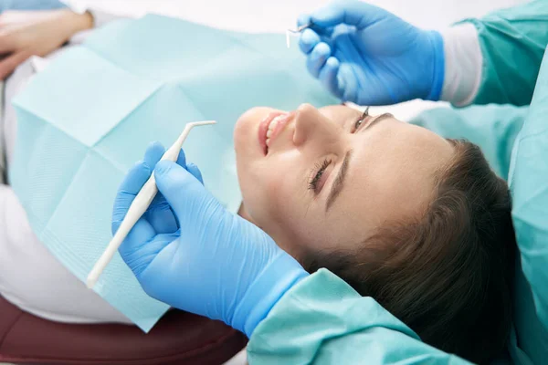 Stomatoloji kliniğinde diş tedavisi gören genç bir kadın. — Stok fotoğraf