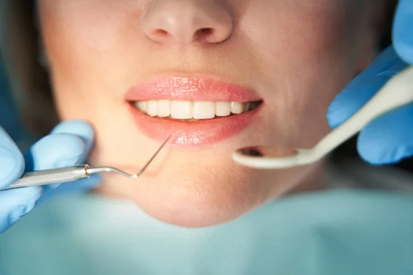 Doktor Stomatolog, dişçi kliniğinde kadın dişlerini inceliyor. — Stok fotoğraf