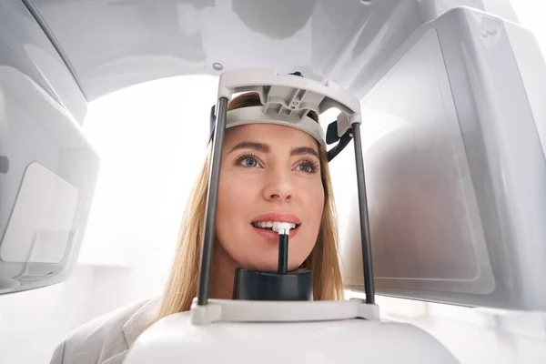 Vrouw met behulp van tandheelkundige x-ray machine in stomatologie kliniek — Stockfoto
