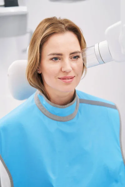 Kobieta korzystająca ze sprzętu diagnostycznego w klinice dentystycznej — Zdjęcie stockowe