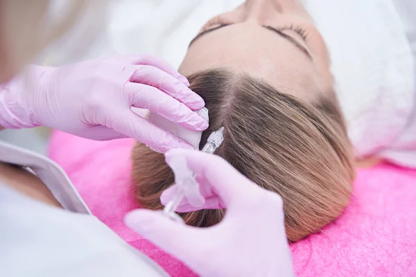 Vrouwelijke cliënt krijgt injectie in de hoofdhuid tijdens mesotherapie — Stockfoto
